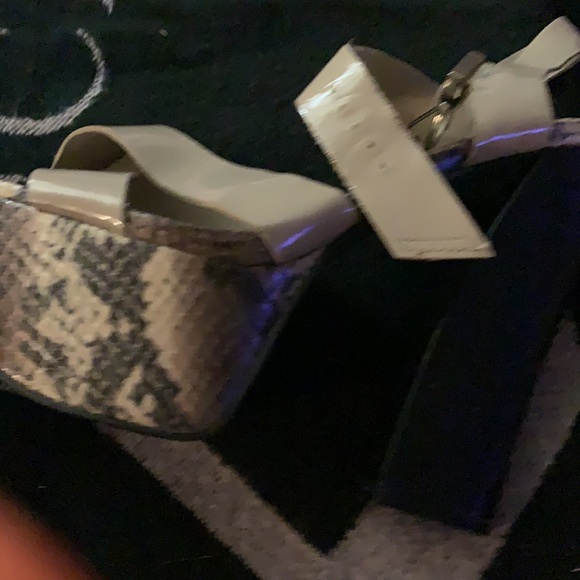 JS BY JESSICA SIMPSON SIZE 8.5 PLATFORM HERL HIGH WITH PATENT STAPS SNAKE EMBOSS - Picture 14 of 16